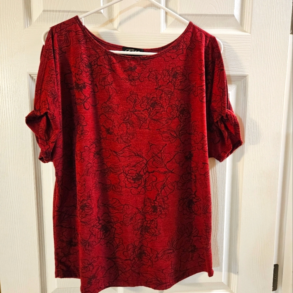 Short sleeve, cold shoulder top